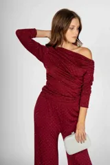 Blusa bordó de crepe con escote off-shoulder y mangas largas.