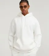 Hoodie masculino de algodón y felpa, color blanco, de corte relaxed con capucha ajustable, bolsillo canguro y manga larga.