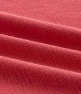 Remera de mangas cortas color ladrillo, confeccionada en algodón, con cuello redondo y bordado de corazón con animal print de leopardo en el pecho.