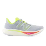 Championes de running New Balance FuelCell Rebel v3, color gris con detalles en amarillo y rosa.