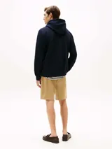 Buzo con capucha Tommy Hilfiger de corte clásico, confeccionado en mezcla de algodón y poliéster. Presenta bolsillo tipo canguro frontal, cordones ajustables en contraste y logo de la marca bordado en el pecho.