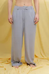 Pantalón sastrero gris de viscosa y algodón, corte recto y relajado.