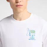 Remera de algodón blanca de manga corta y cuello redondo, con un pequeño estampado gráfico en el pecho que representa una porción de papas fritas y el logo de la marca.