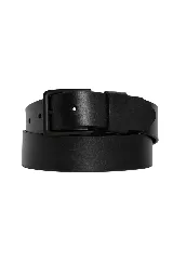 Cinto de cuero negro con hebilla metálica oscura y pasador.