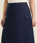 Falda midi azul marino de sarga de algodón, con bolsillos cargo laterales, cintura alta y cierre oculto.