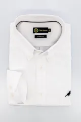 Camisa de corte clásico con cuello button down, manga larga y bolsillo frontal con logo bordado de un ave. Confeccionada en algodón, presenta un diseño atemporal con cierre de botones.