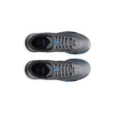 Championes de fútbol Under Armour Shadow Turf 3, diseñados para césped artificial. Presentan una parte superior sintética gris con detalles en azul, entresuela Charged Cushioning para amortiguación y suela de goma con tacos estratégicos para máximo agarre.