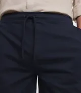 Bermuda masculina de sarga color azul marino, con cintura elástica, cordón ajustable y bolsillos traseros.