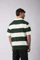 Remera tejida con cuello polo y rayas horizontales en tonos beige y crema, corte oversize y mangas cortas. Confeccionada en hilado de algodón.