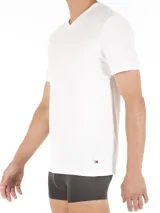 Pack de tres remeras blancas de algodón con cuello en V y manga corta.