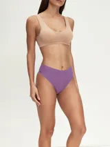 Bombacha tipo culotte de corte láser, sin costuras, con tiro medio y diseño minimalista.