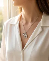 Dije de plata 925 con forma de elefante, con acabado pulido y detalles grabados.