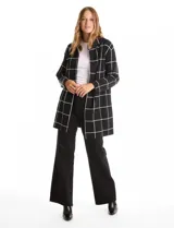 Cardigan de tejido de punto con diseño de cuadros, cuello con solapa y abertura frontal. Presenta un corte recto y mangas largas.