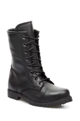 Borcego clásico de cuero liso color beige, con cordones y suela track.