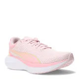 Championes de running Puma Scend Pro para mujer, con diseño de malla transpirable en color rosado, detalles en amarillo neón y suela blanca con tecnología de amortiguación.
