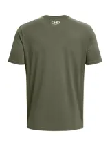 Remera Under Armour de manga corta color verde militar, con cuello redondo acanalado y estampa frontal horizontal con patrón camuflado, el texto "Under Armour" y el logo de la marca.