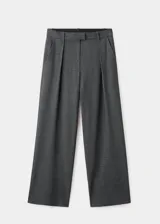 Pantalón de traje gris con sutil diseño de cuadros, tiro medio y pernera recta. Cuenta con trabillas para cinturón, pinzas delanteras, bolsillos laterales y cierre frontal con cremallera, botón y ganchos ocultos.