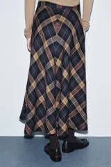 Falda midi de tiro medio con estampado de cuadros en tonos azul marino, marrón y beige. Confeccionada en hilatura con mezcla de viscosa, presenta un bajo acabado en línea evasé y cierre con cremallera oculta en la costura.