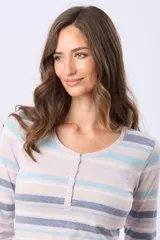 Remera t-shirt de algodón con rayas horizontales en tonos pastel (lila, beige, azul claro y azul oscuro), cuello redondo con botones delanteros y aberturas laterales.