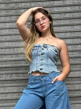 Corset strapless de denim celeste con botones frontales y ruedo desflecado.