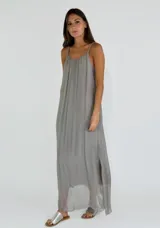 Vestido largo color gris, de breteles finos y corte holgado.