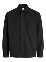 Sobrecamisa de manga larga confeccionada en sarga de algodón, con cuello camisero, cierre frontal de botones y un bolsillo en el pecho. Presenta un corte amplio y estructurado.