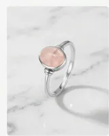 Anillo de plata 925 con piedra natural de cuarzo rosa en corte cabujón ovalado y engaste sencillo.