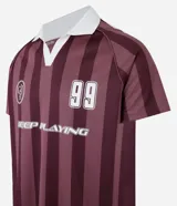 Remera deportiva de fútbol para hombre con cuello polo acanalado, mangas cortas, letras y rayas. Confeccionada con tecnología dry que absorbe el sudor.