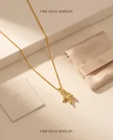 Collar de bronce con cadena fina y dije en forma de mano con gestos.