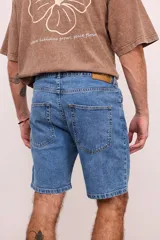 Bermuda de jean celeste, corte clásico, con bolsillos delanteros y traseros.