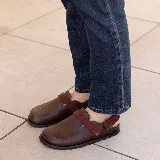 Zuecos de cuero marrón con tira de ajuste de velcro color borgoña.