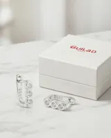 Caravanas tipo argolla pequeña de plata 925, con diseño lineal adornado con tres circonias engastadas.