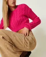 Pantalón cargo color beige con bolsillos laterales, corte recto y tiro alto.