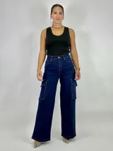 Pantalón jean azul oscuro, corte wide leg, con bolsillos cargo laterales.