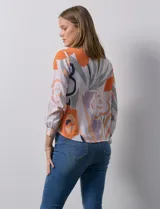 Blusa azul marino de gasa con escote en V y mangas largas con puño. Marca Sioni.