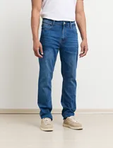 Pantalón de jean de corte recto, color azul.