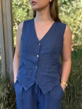 Chaleco blanco de lino con corte sastrero y botones de coco.