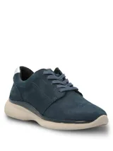 Championes urbanos Hush Puppies modelo Goss, color azul marino, confeccionados en cuero con detalles metalizados en el talón. Presentan suela Zero G color beige y cierre mediante cordones al tono.