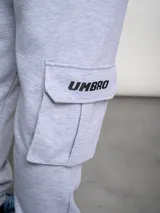 Pantalón cargo gris melange de algodón, poliéster y elastano, con bolsillos laterales tipo parche en las piernas y puños ajustados en los tobillos.