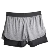 Short deportivo Topper de doble capa, compuesto por una calza interna negra y un short externo gris melange. Cuenta con cintura elástica ancha y logo de la marca estampado en el lateral.