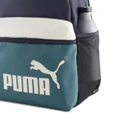 Mochila Puma Phase con diseño de bloques de color, predominantemente azul marino, con una franja central color crema y un panel inferior verde azulado con el logo grande de PUMA en blanco.