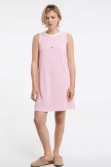 Vestido corto a rayas horizontales blancas y negras, sin mangas y con cuello redondo.