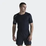 Remera deportiva de compresión color negro, de manga corta, con costuras planas y detalle gráfico reflectante en la manga derecha.