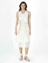 Falda midi color beige de tul con plumas decorativas y lazo en la cintura.