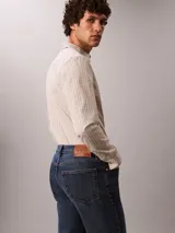 Jeans de corte recto Calvin Klein confeccionados en mezcla de algodón y elastano, con diseño clásico de cinco bolsillos, cierre de botón y cremallera, y color azul oscuro.