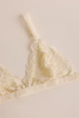 Sostén tipo bralette negro de encaje elastizado, con diseño triangular y breteles con detalle de encaje.