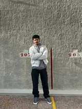 Pantalón de jean negro de corte recto, con bolsillos laterales y traseros, y presilla lateral para herramientas.