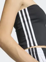 Top strapless Adidas de calce ajustado, color negro con las icónicas tres tiras blancas en los costados y el logo del Trifolio bordado en el pecho.