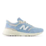 Championes New Balance 997 de gamuza celeste con detalles en blanco y beige.
