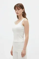 Musculosa de algodón azul con diseño de canalé, cuello redondo y tirantes anchos, ajustada al cuerpo.